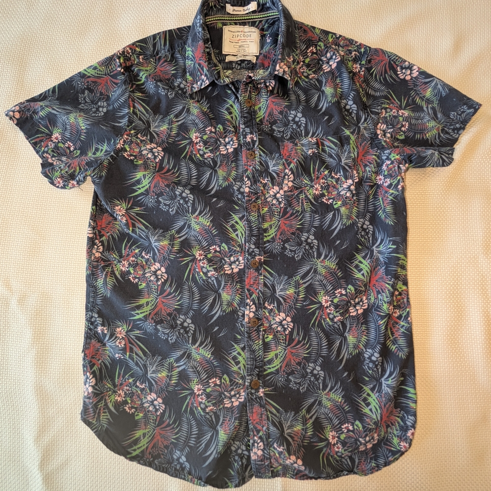 Zipcode Design Men's Blue/Red HAWAIIAN Style Button Down Shirt; Sz. S Slim Fit